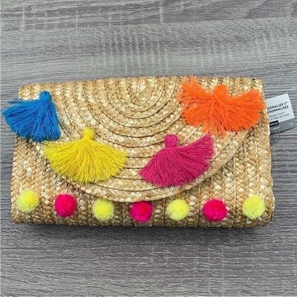Art Mind Handbags - NWT. Art Minds Hand Crafted Straw Clutch Size-10” x 6” x 1.75”.